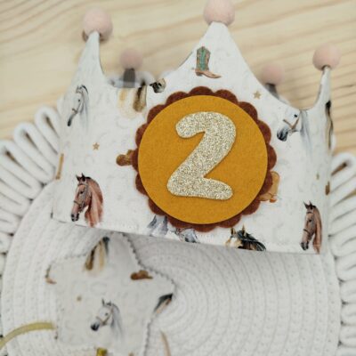 Corona de cumpleaños reversible, Caballos